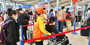 在上海南站，一群00后“小甜橙”温暖众多旅客返乡路