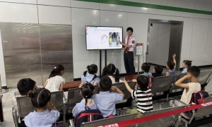合肥轨道火车站区域站组织开展“方寸书签寄情意，地铁携手共端午”主题活动
