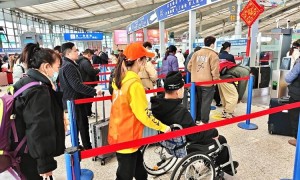 在上海南站，一群00后“小甜橙”温暖众多旅客返乡路